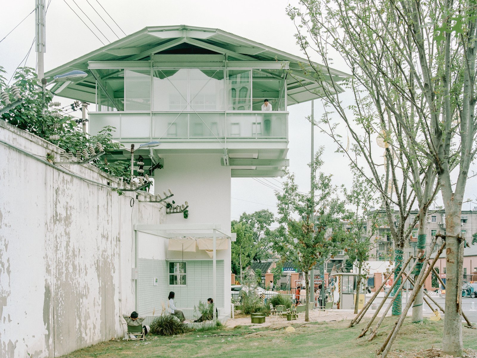 A Dança Silenciosa dos Livros ao Luar