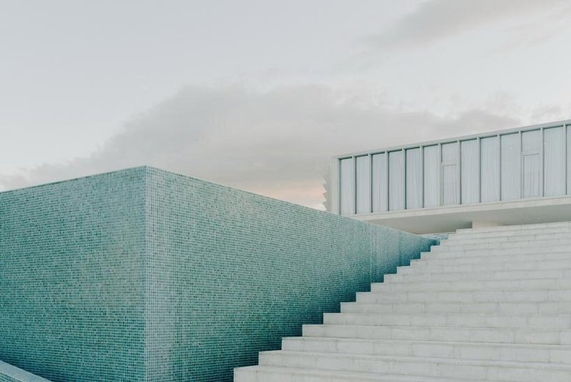 arches and voids carve winery’s monolithic white facade in georgia