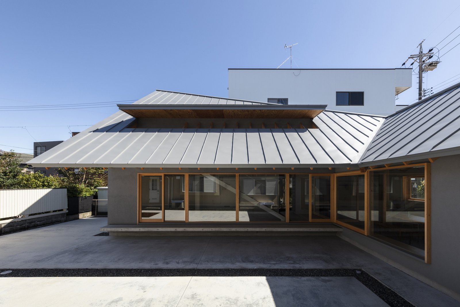 Casa com Telhado Doblado / ISHIZAKI ARCHITECTS