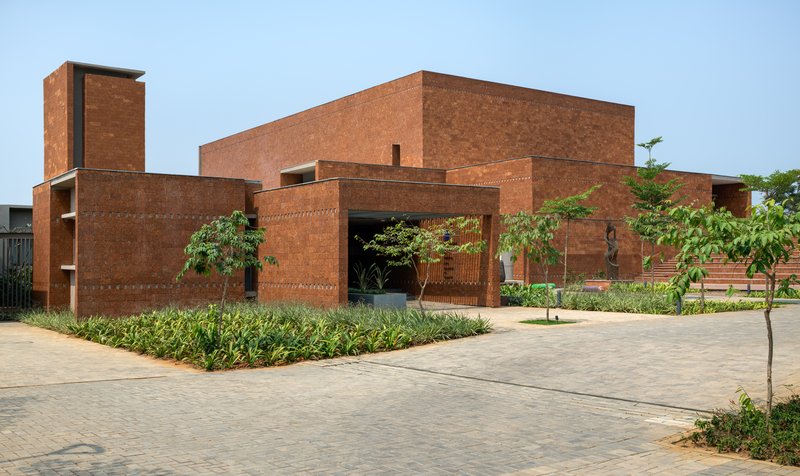 Centro de Cuidados Paliativos Bagchi Karunashraya / Mindspace - Fotografia de Exterior, Tijolo