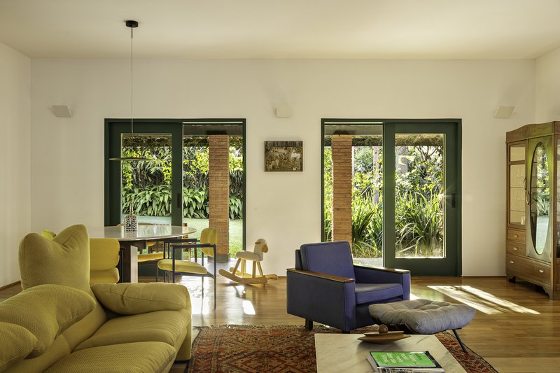 Pinheiro Farm / Equipe Lamas - Interior Photography, Living Room, Wood, Sofa, Lighting, Chair, Table