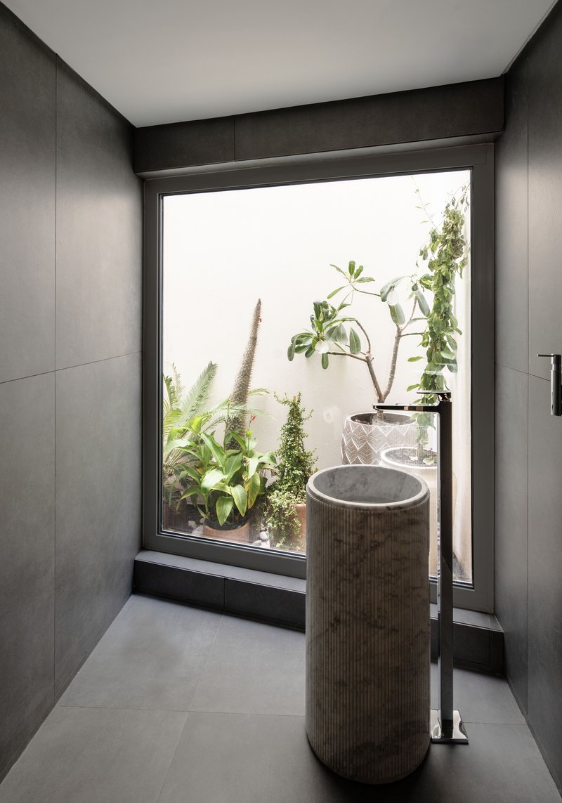 Shade House / Massive Order - Interior Photography, Bathroom, Concrete