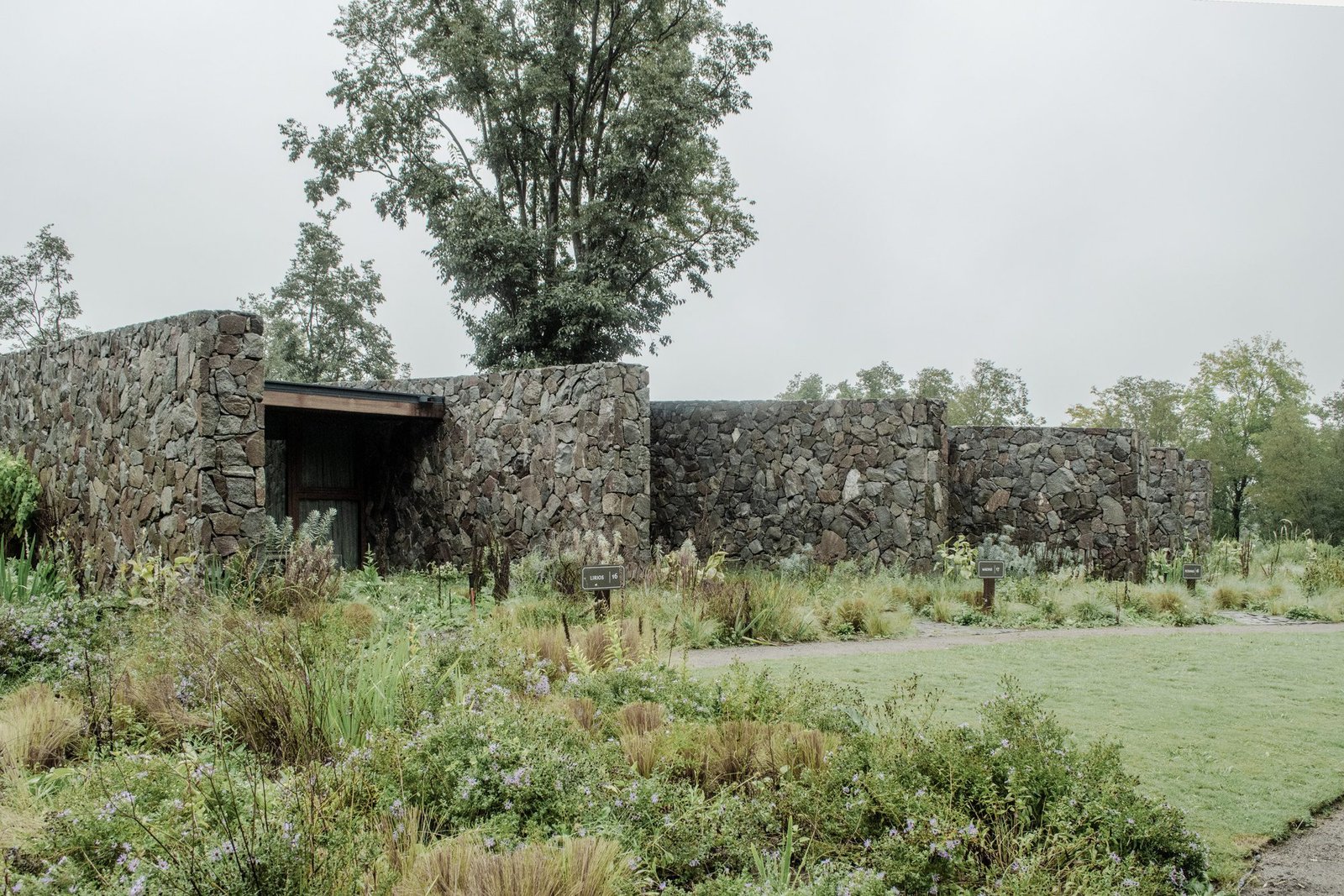 Sussurros Entre Muros de Pedra